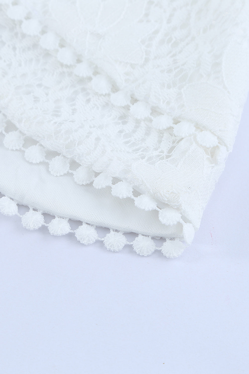 Weißes, kurzes Wickelkleid mit V-Ausschnitt und floraler Spitze mit flatternden Ärmeln