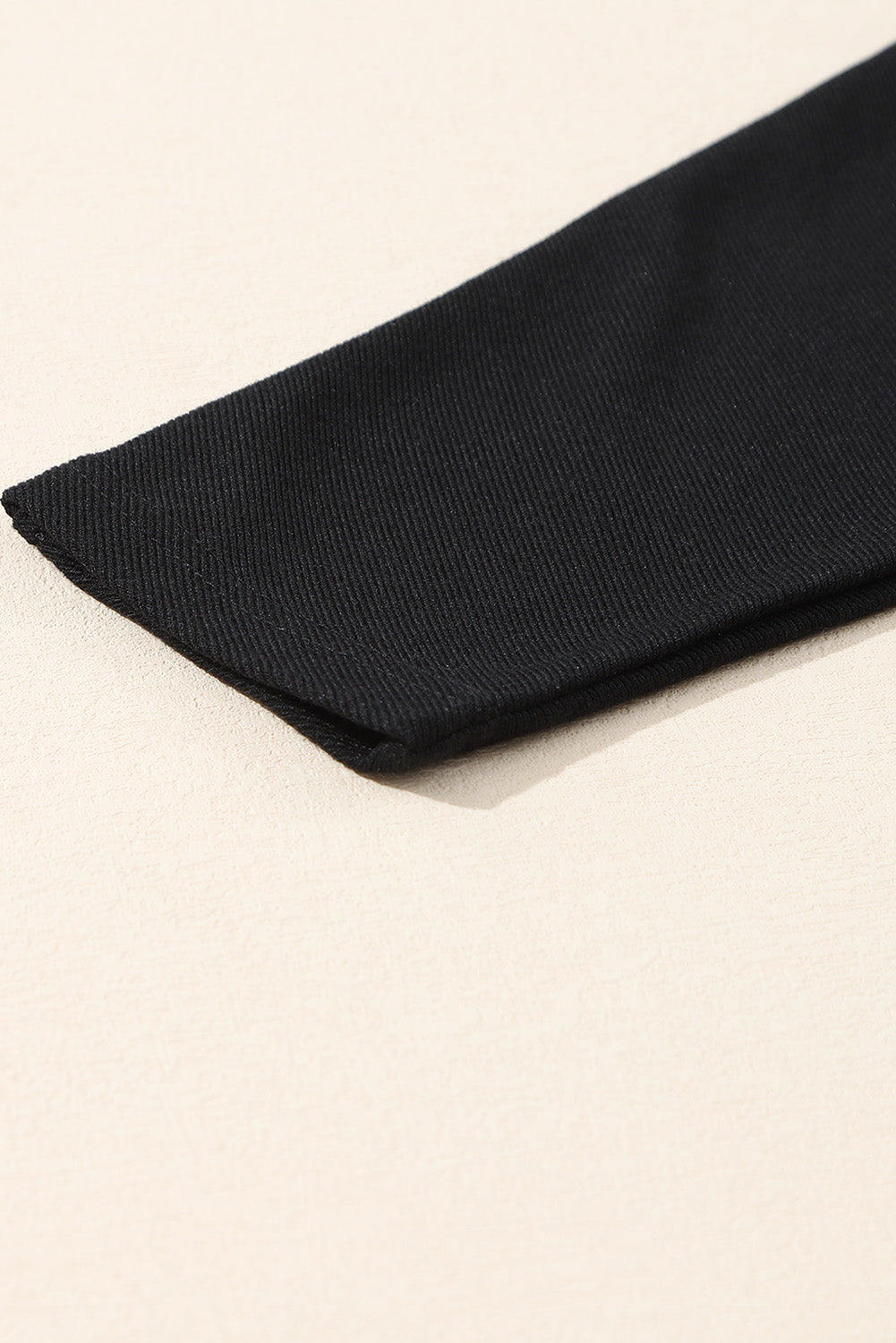 Schwarzes, geripptes Oberteil mit aufgesetzter Tasche und geteiltem Ausschnitt