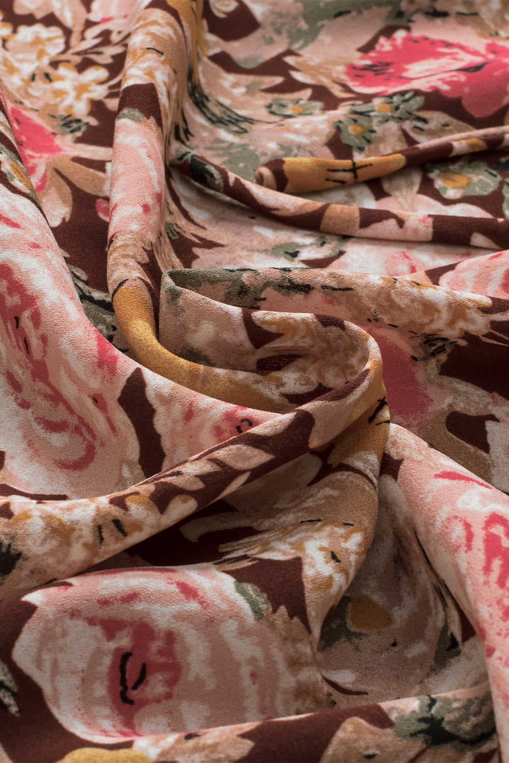 Rožnata bluza z razcepljenim ovratnikom s cvetličnim vzorcem