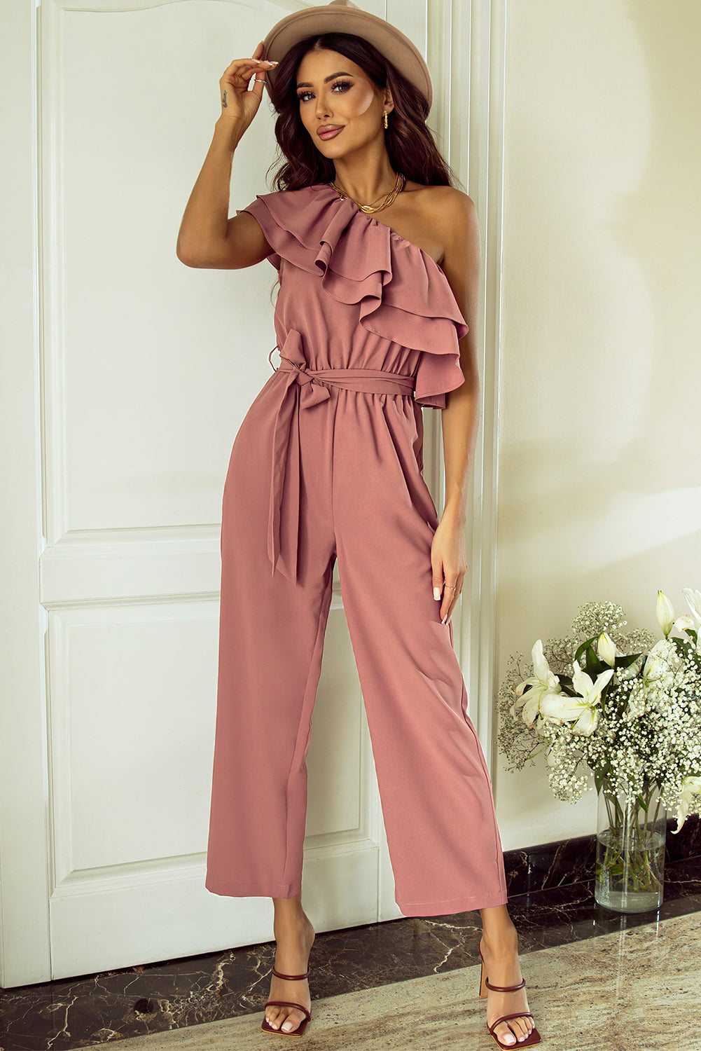 Staubiger rosa One-Shoulder-Jumpsuit mit Rüschenbesatz und Gürtel