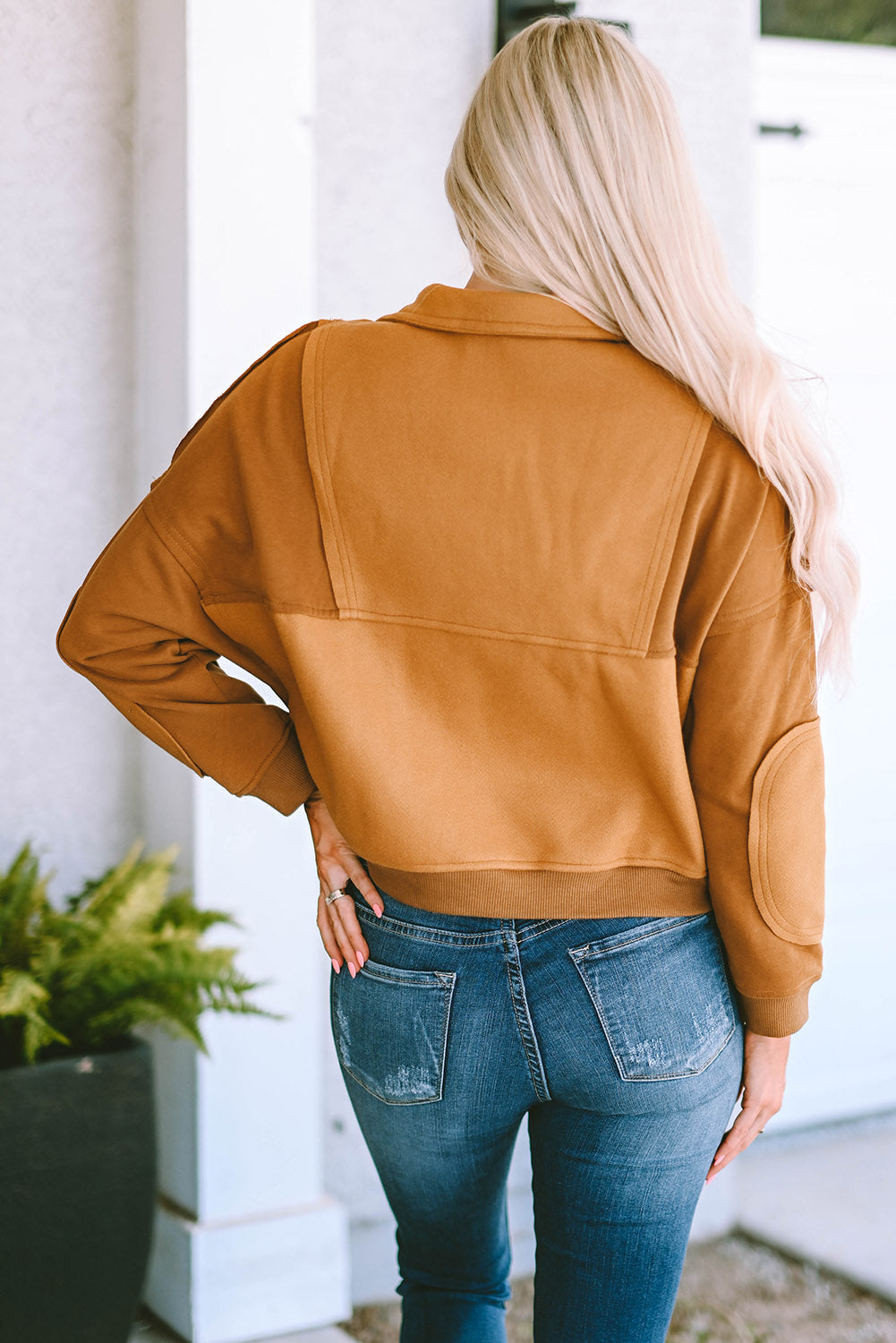 Sweat-shirt marron à col zippé et grande poche à rabat avec coutures apparentes