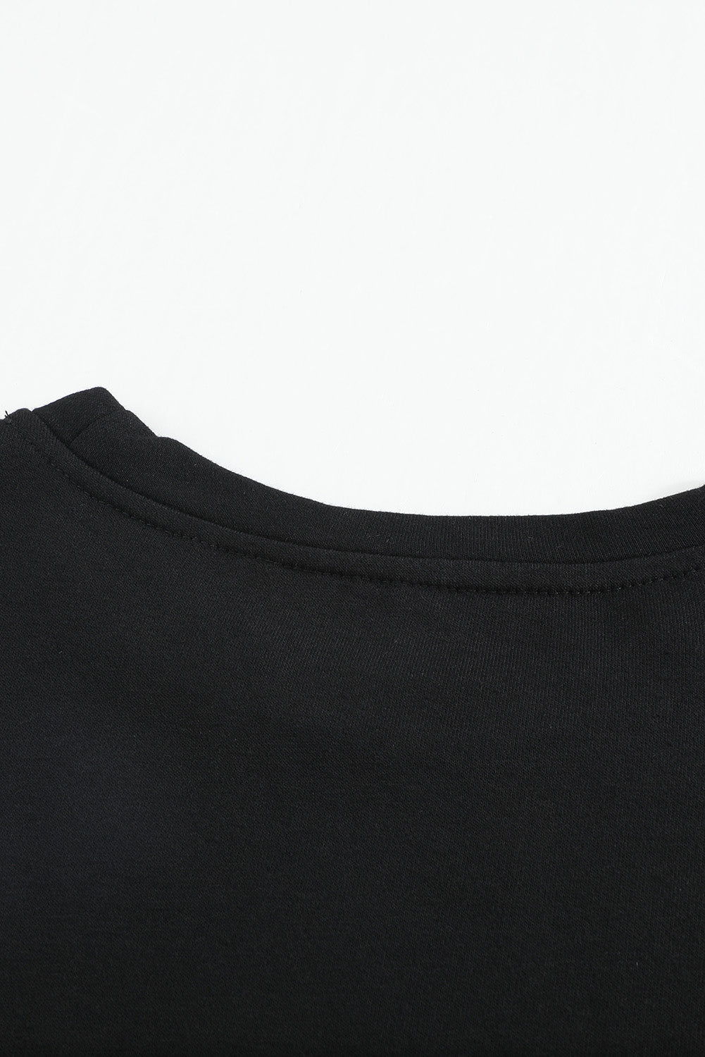 Pulover s kontrastnimi šivi in ​​razporki v črni barvni bloki