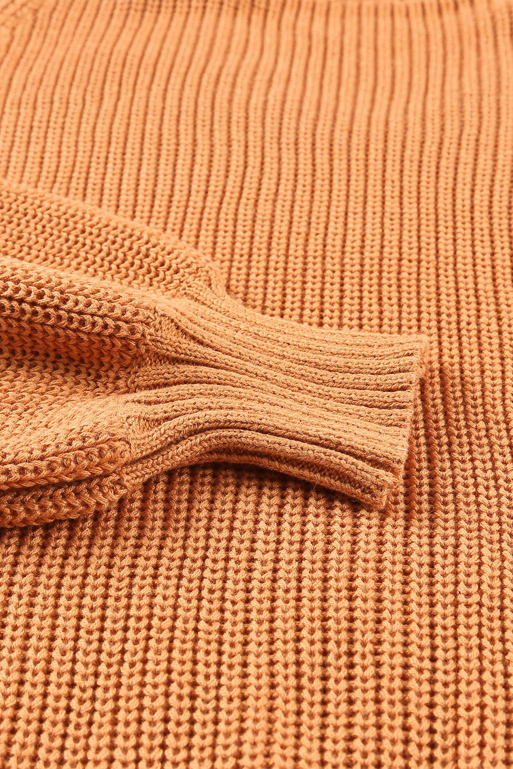 Rjav pulover z okroglim izrezom in hladnimi rameni z izdolbenim hrbtom