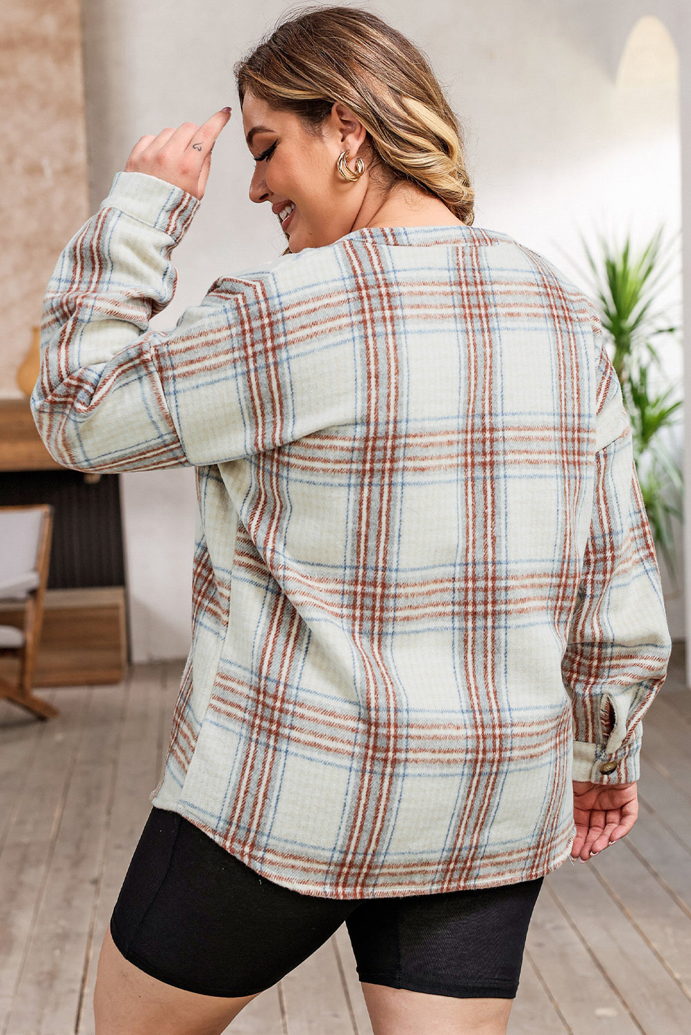 Beigefarbenes Plus-Size-Sweatshirt mit kariertem Reißverschluss und Brusttasche