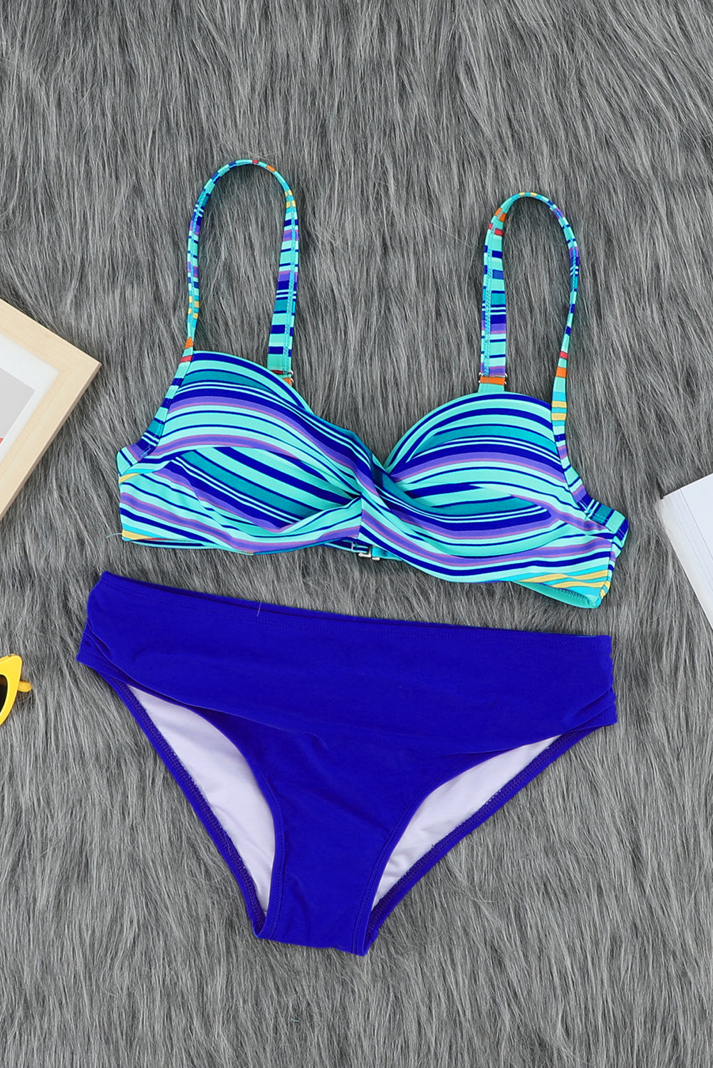 Set bikini a righe con busto intrecciato azzurro cielo