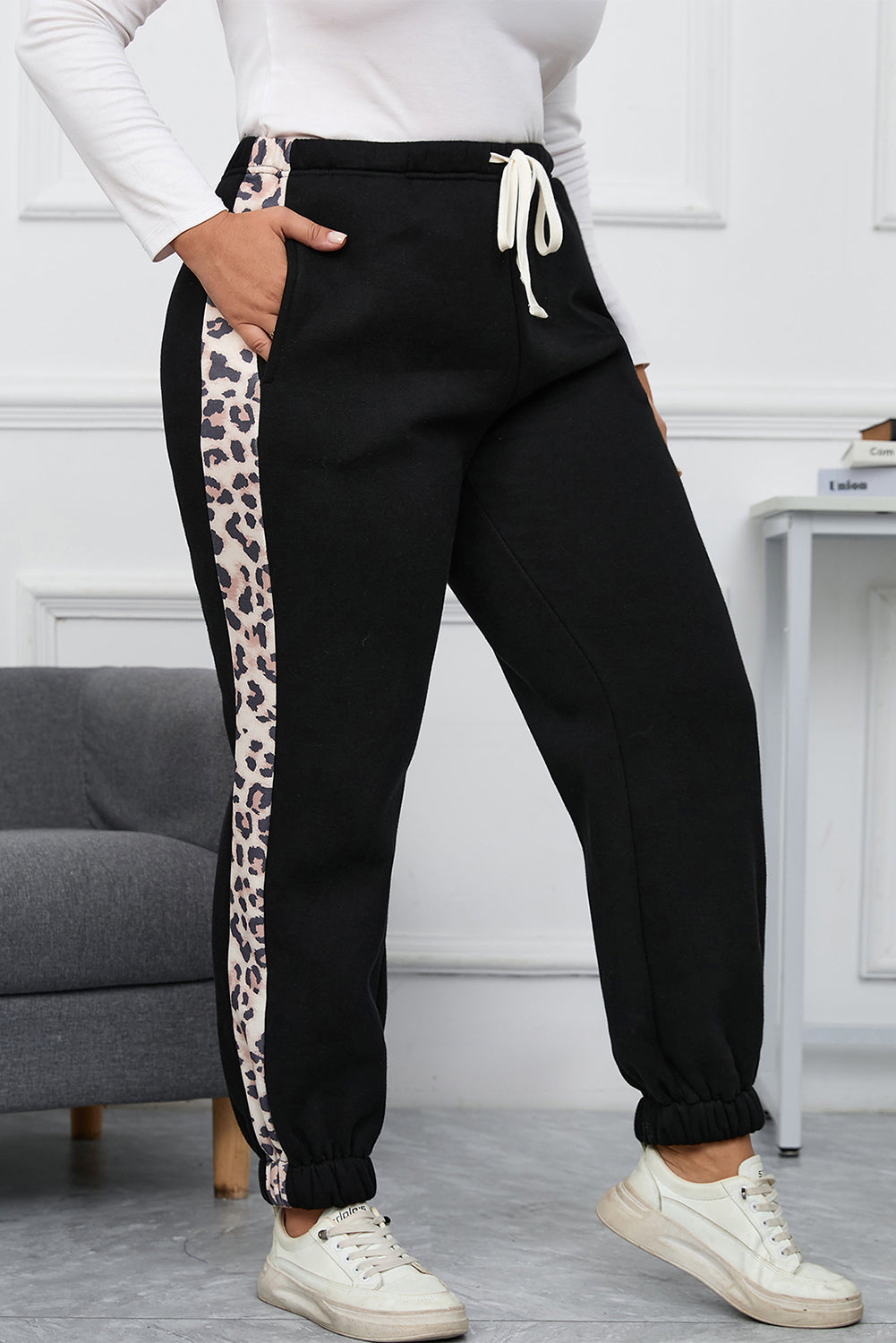 Črne tekaške hlače velike velikosti s kontrastnim leopardjim stranskim delom