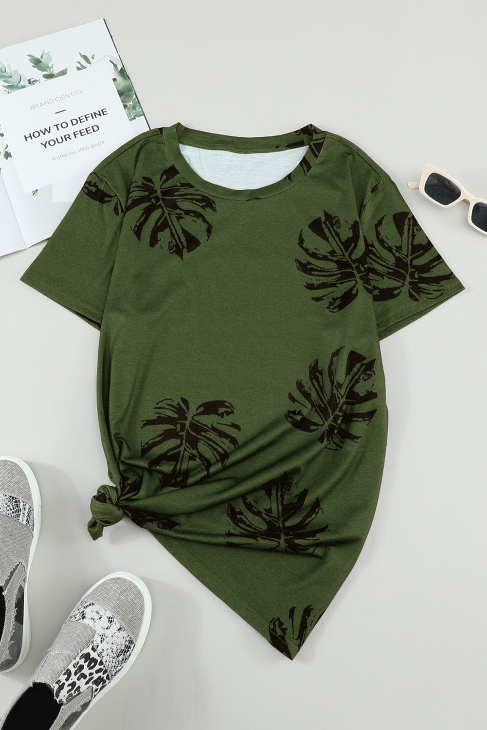 Zelena majica s potiskom tropskih rastlin z okroglim izrezom