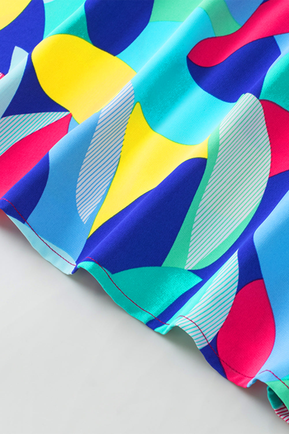 Gestreifte Bluse mit abstraktem Print, Nähten und Rüschenärmeln