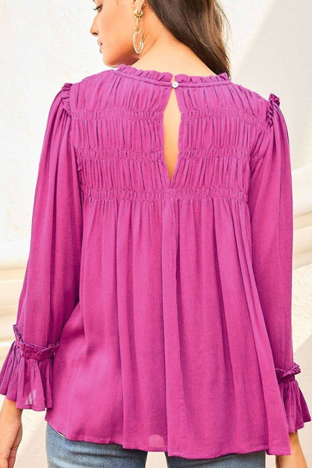 Svetlo roza bluza z volančki in rokavi z gumbi in ključavnico