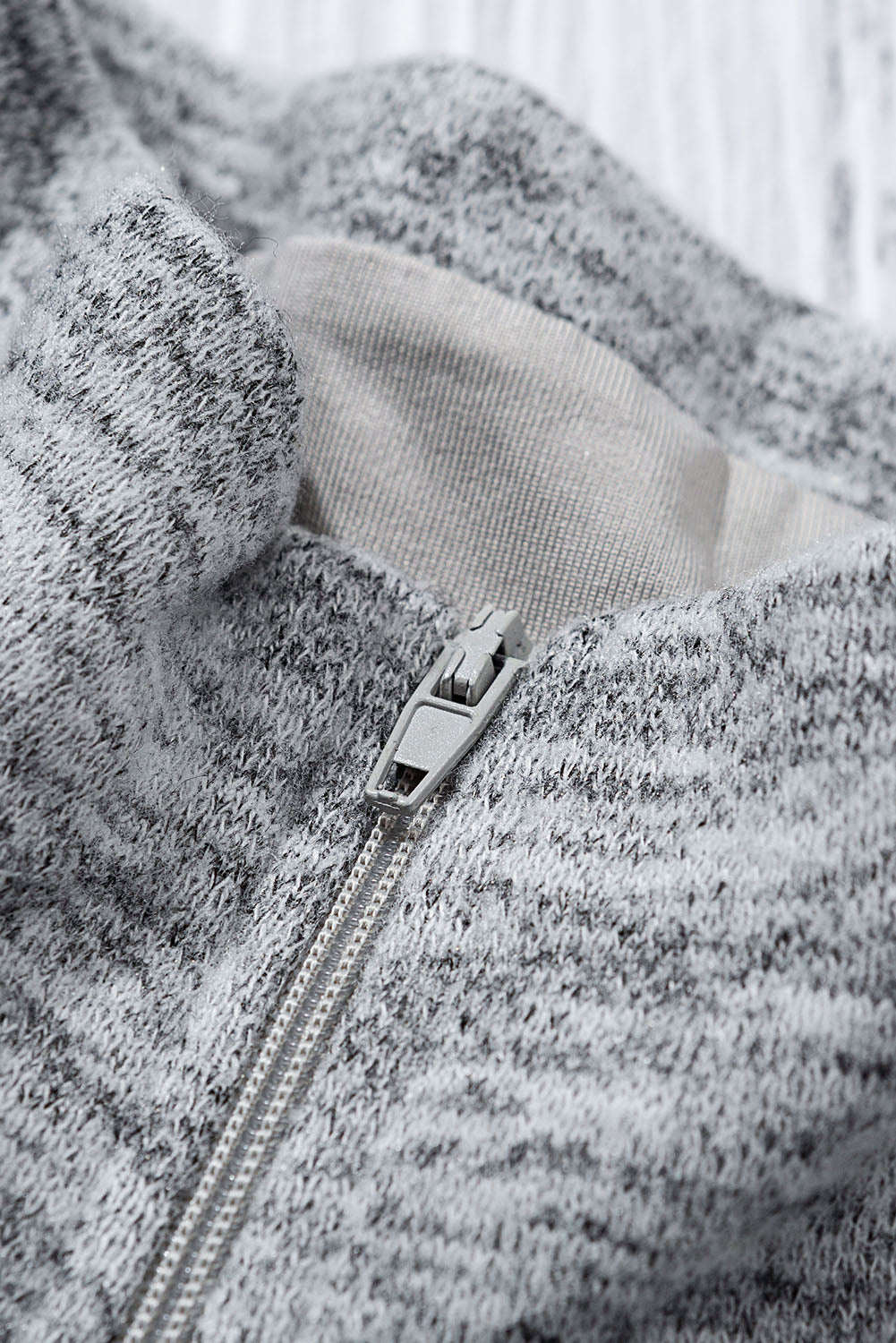 Siv pulover z zadrgo Quarter