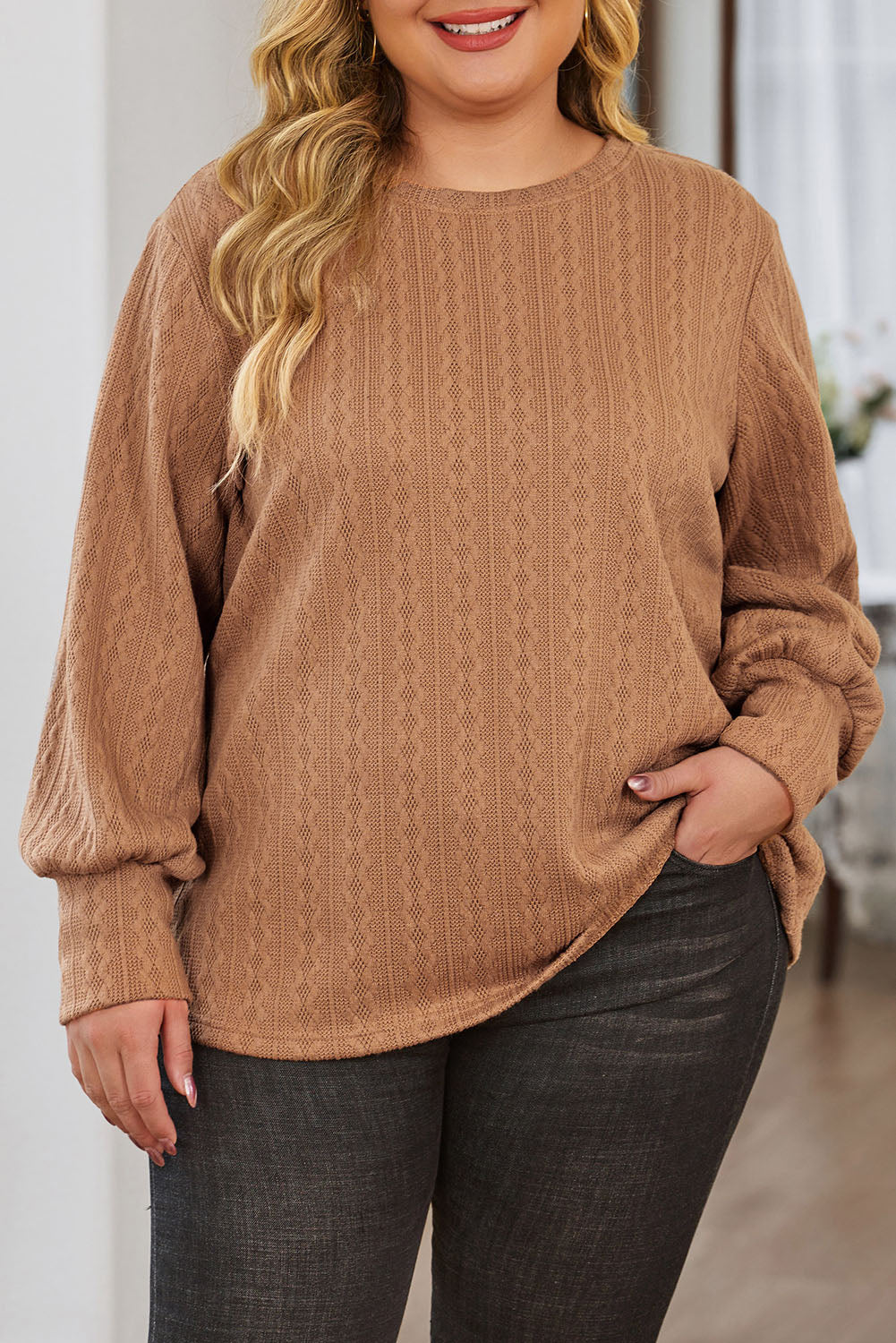 Khakifarbener Pullover mit dezentem Zopfmuster in Übergröße