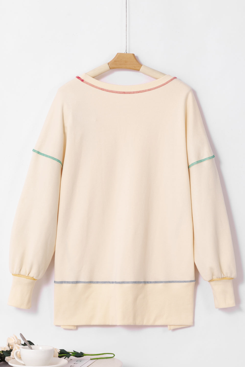 Vrečasti pulover s kontrastnimi šivi