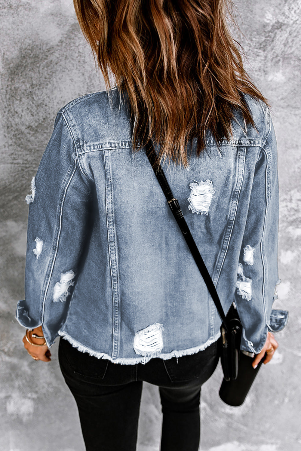 Himmelblaue Jeansjacke mit Distressed-Revers und unversäubertem Saum und Knöpfen