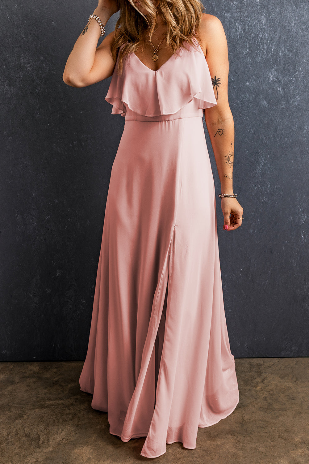 Svjetloružičasta dugačka haljina s naborima na naramenice s V izrezom