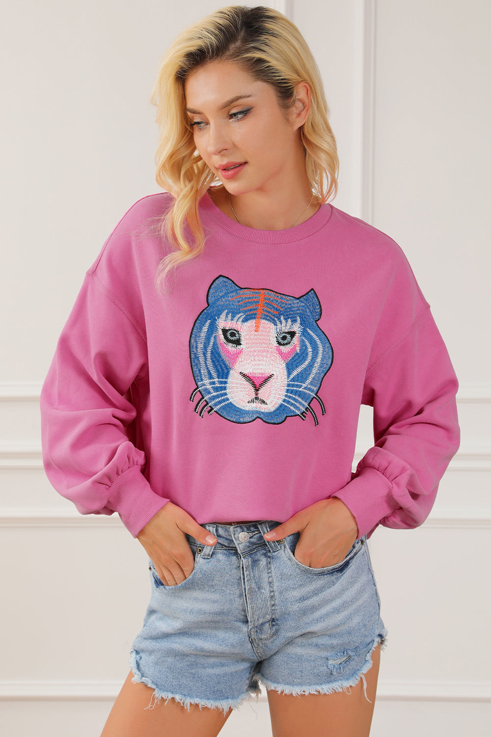 Lässiges Sweatshirt mit Tiger-Stickerei im Rose Chic-Stil