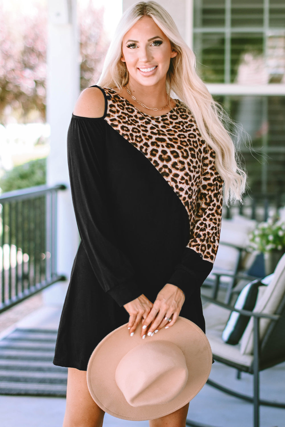 Mini-robe asymétrique à épaules dénudées et color block léopard noire