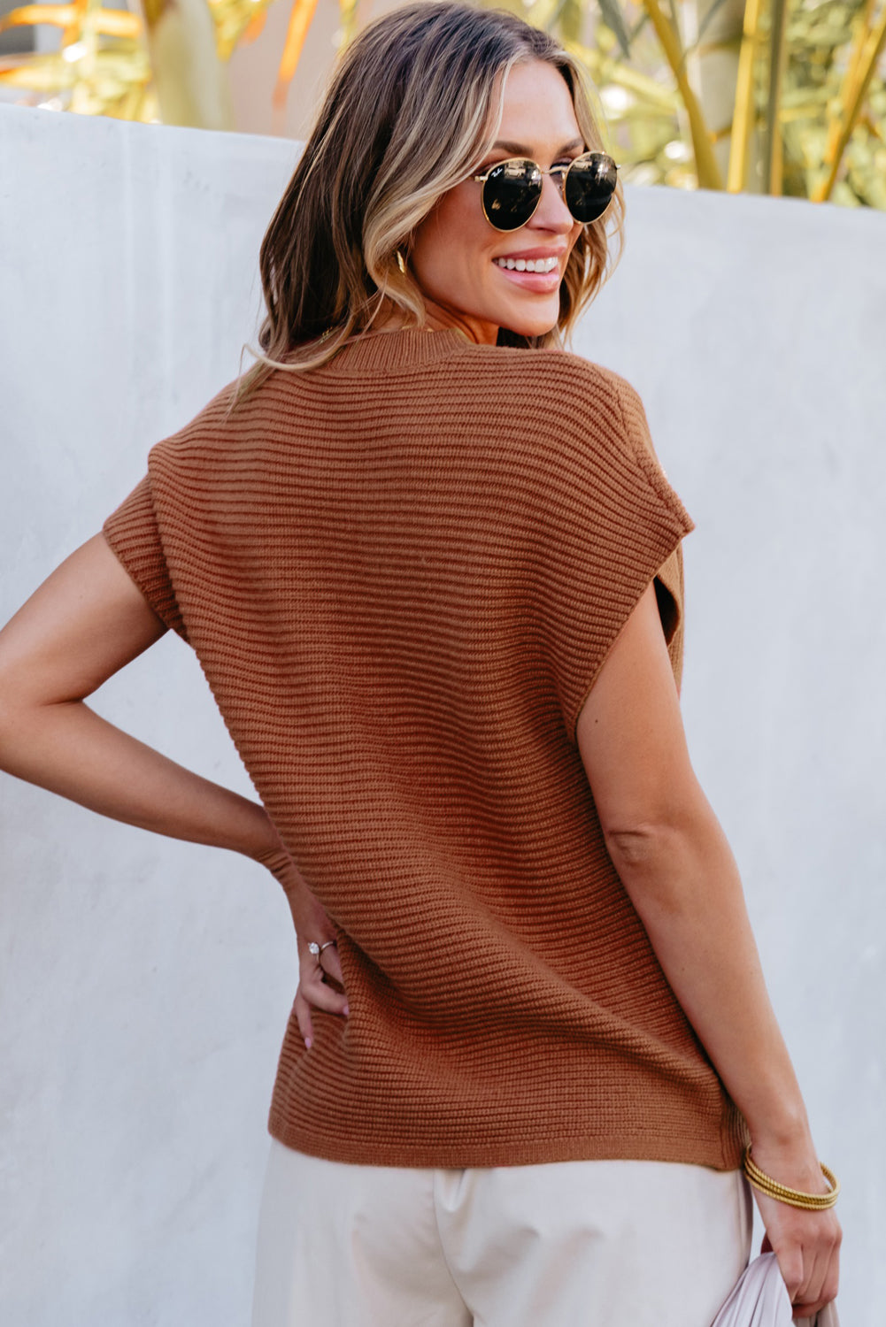 Jednobojni džemper s okruglim izrezom i kratkim rukavima boje kestena