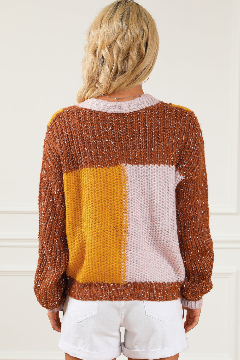 Rjav pulover z dvojnimi žepi in barvnimi bloki