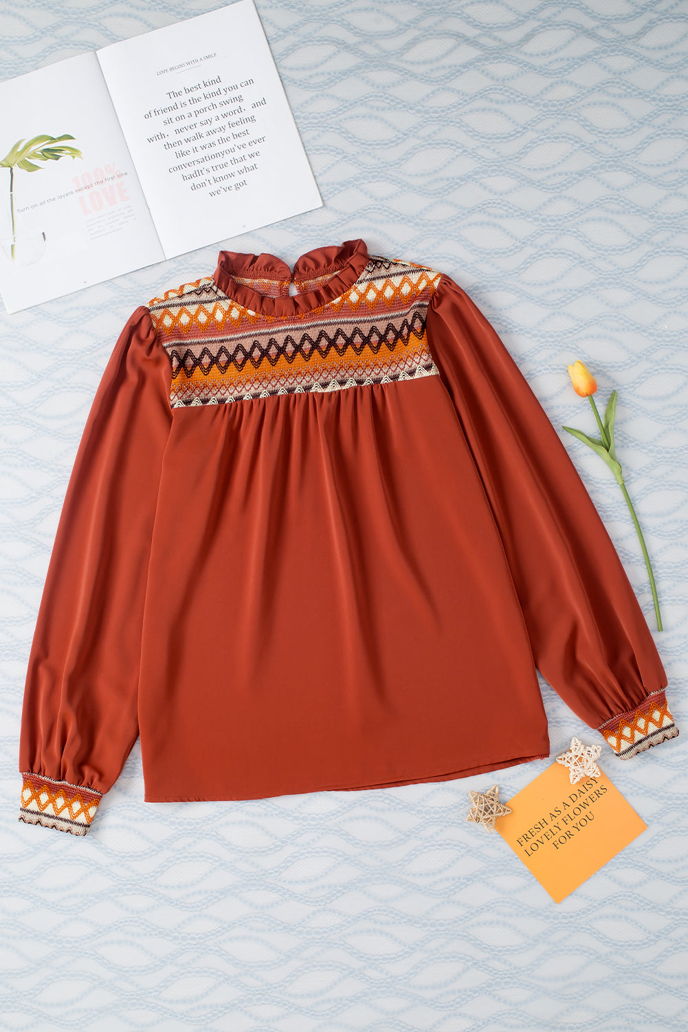 Bluza z naboranimi ovratniki z zahodnim geometrijskim tiskom iz rdeče gline z mehurčki