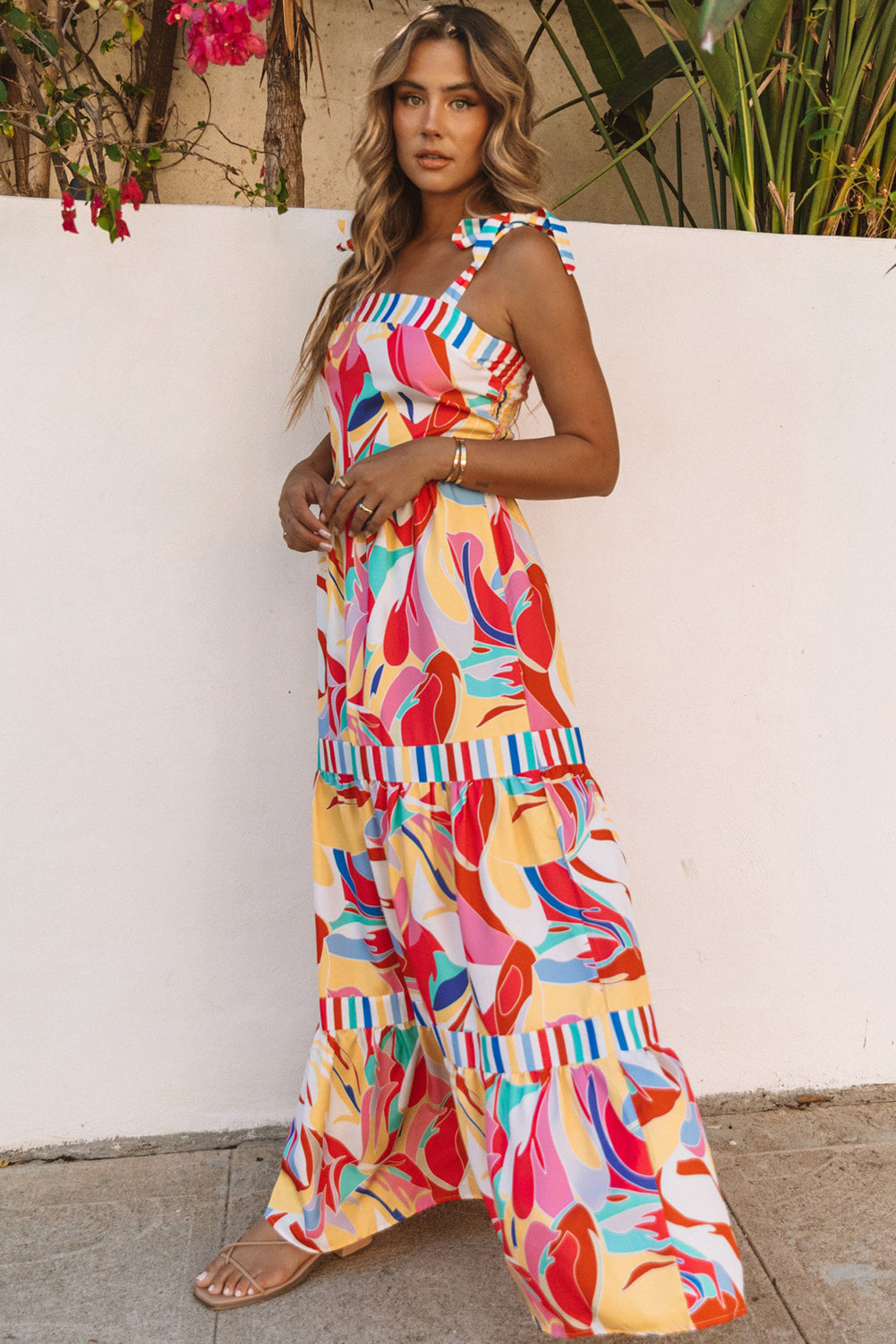 Mehrfarbiges Maxi-Sommerkleid mit abstraktem Print und gestreiftem Besatz
