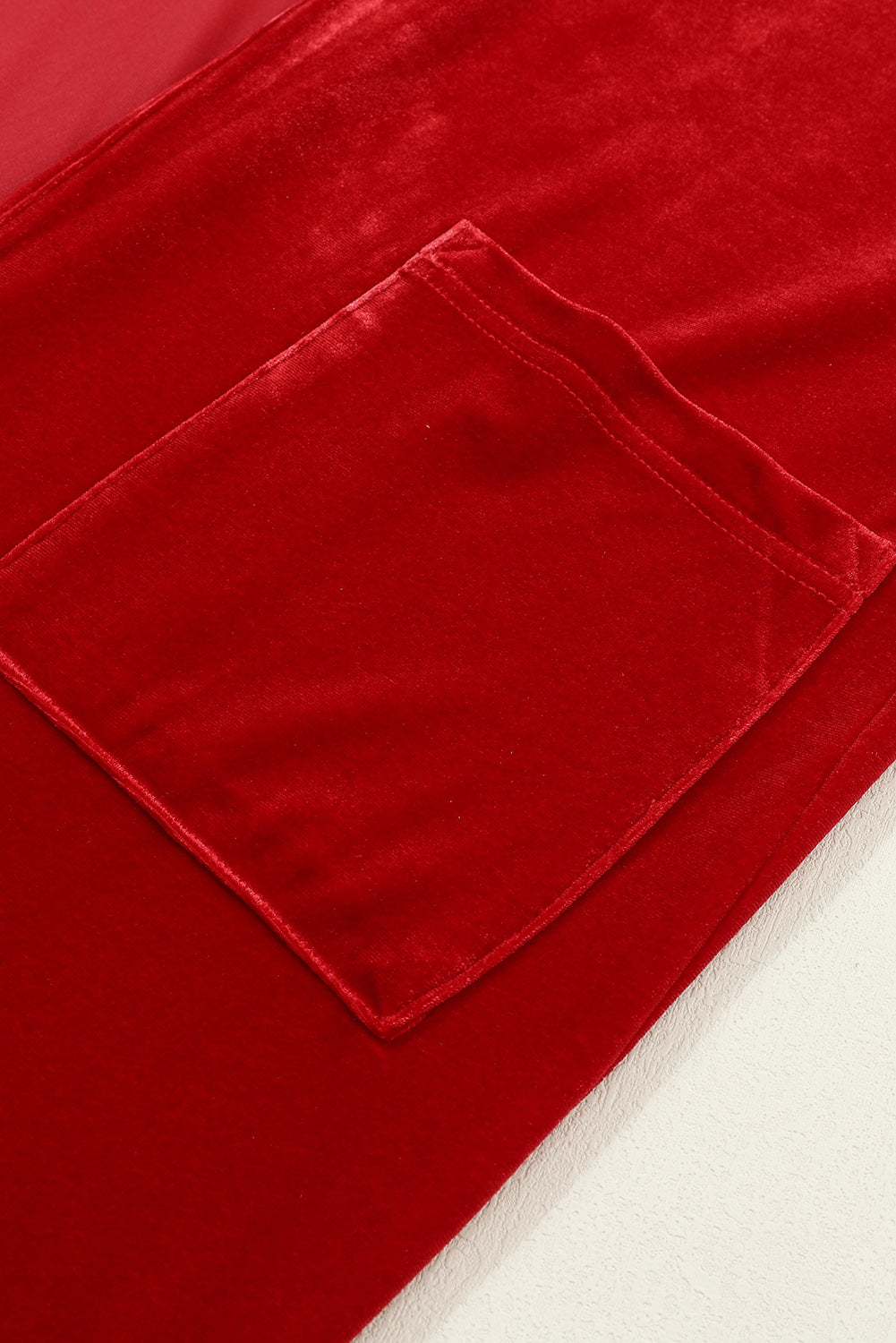 Long plumeau ouvert en velours rouge ardent avec poches sur le devant
