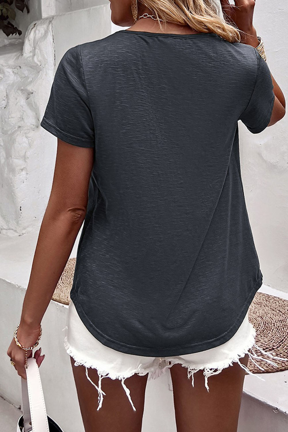 Graues, gehäkeltes Patchwork-T-Shirt mit V-Ausschnitt aus Spitze