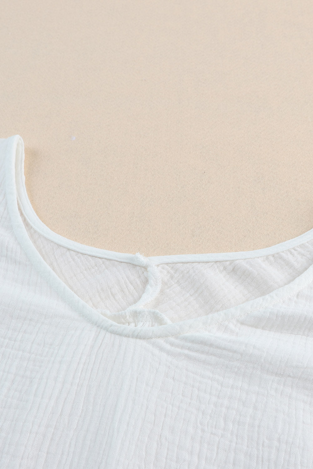 Set aus weißer, entspannter Bluse mit V-Ausschnitt und Shorts mit Kordelzug und ungesäumtem Saum