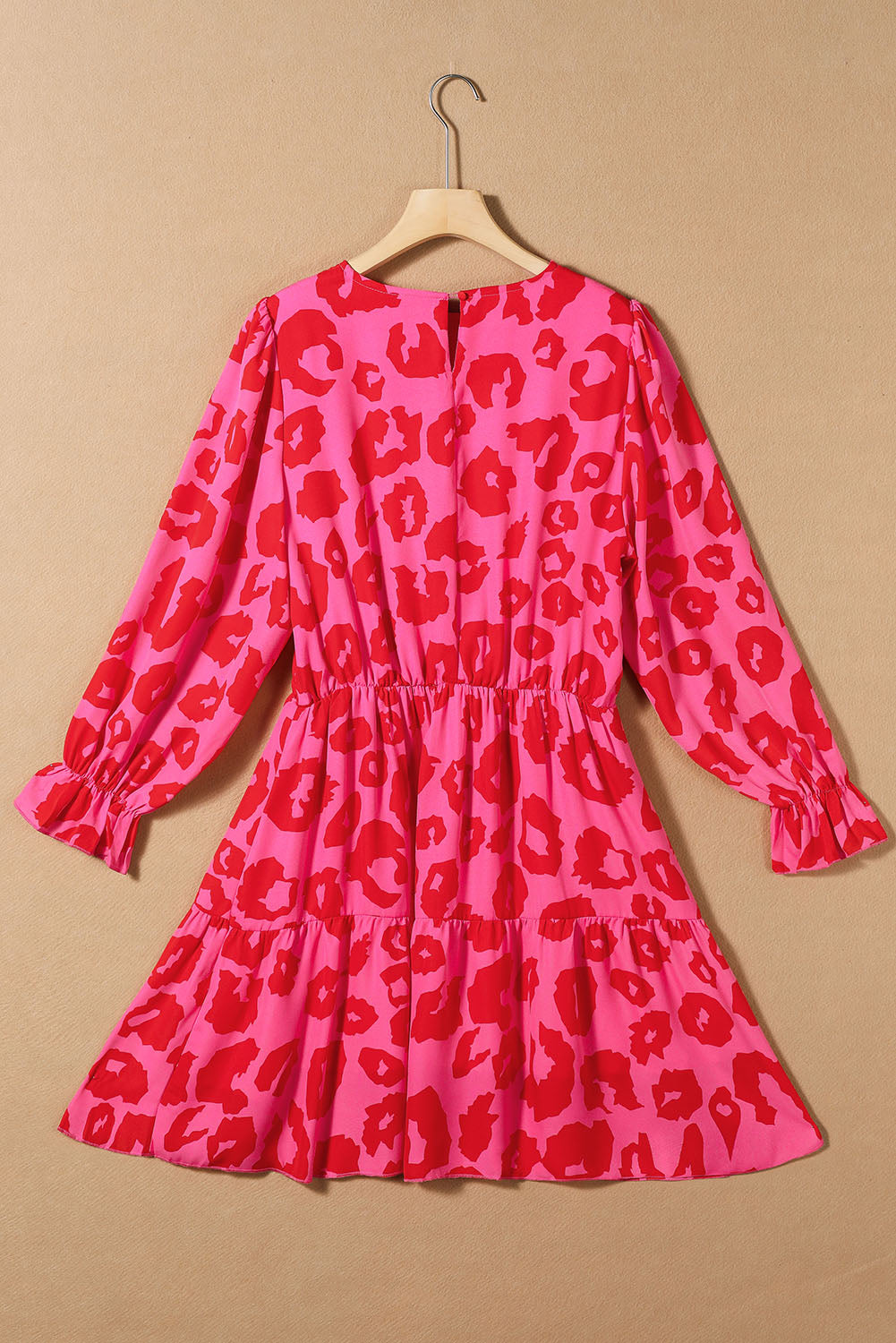 Rosafarbenes Minikleid mit Leopardenmuster, Volantärmeln und Rüschen