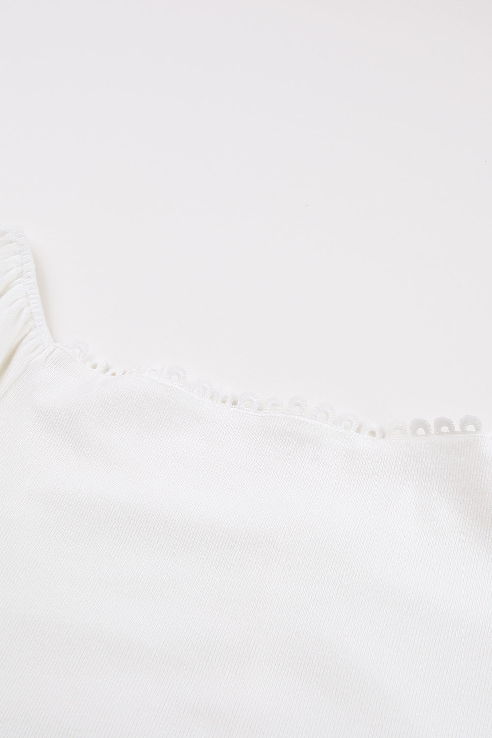 Top court blanc froncé à épaules dénudées avec cordon de serrage