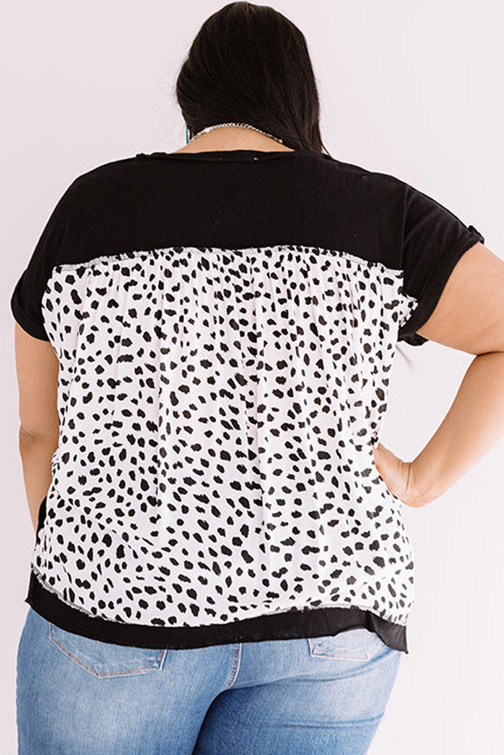 Schwarzes Plus-Size-T-Shirt mit Gepardenrücken und gerollten Bündchen