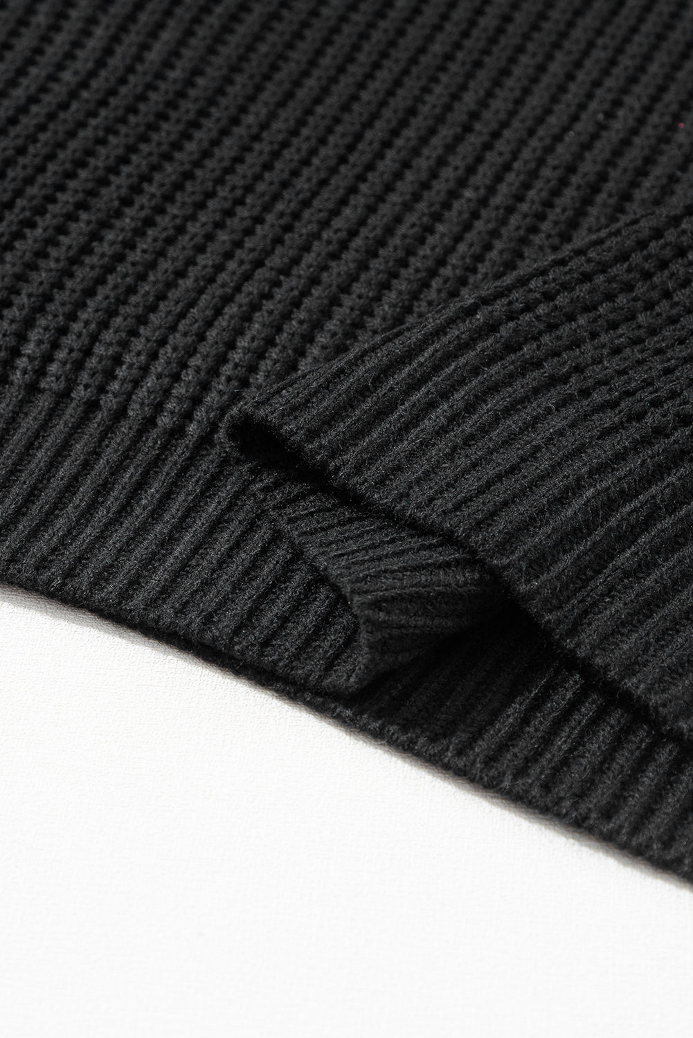 Crni pleteni pulover s rukavima i spuštenim ramenima