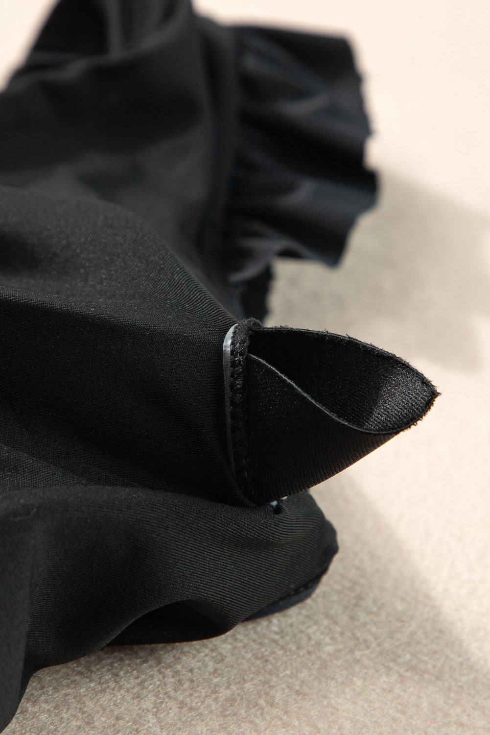 Costume da bagno intero increspato con finiture nere arricciate