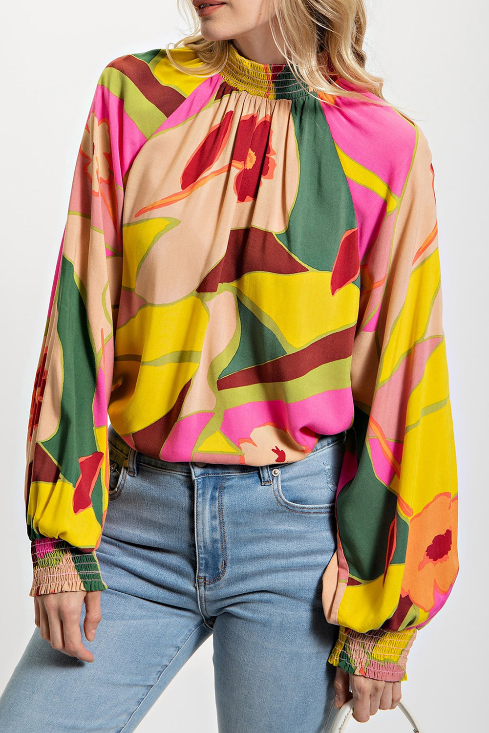 Mehrfarbige Bluse mit Blumendruck, gesmoktem Saum und Stehkragen