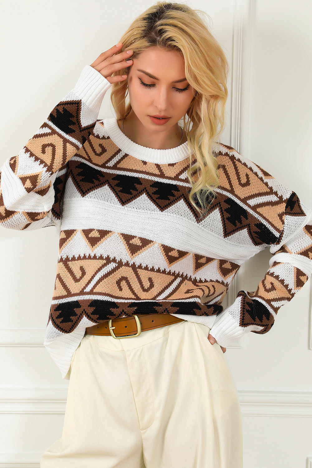 Večbarvni pulover z okroglim izrezom in z okroglim izrezom na ramenih