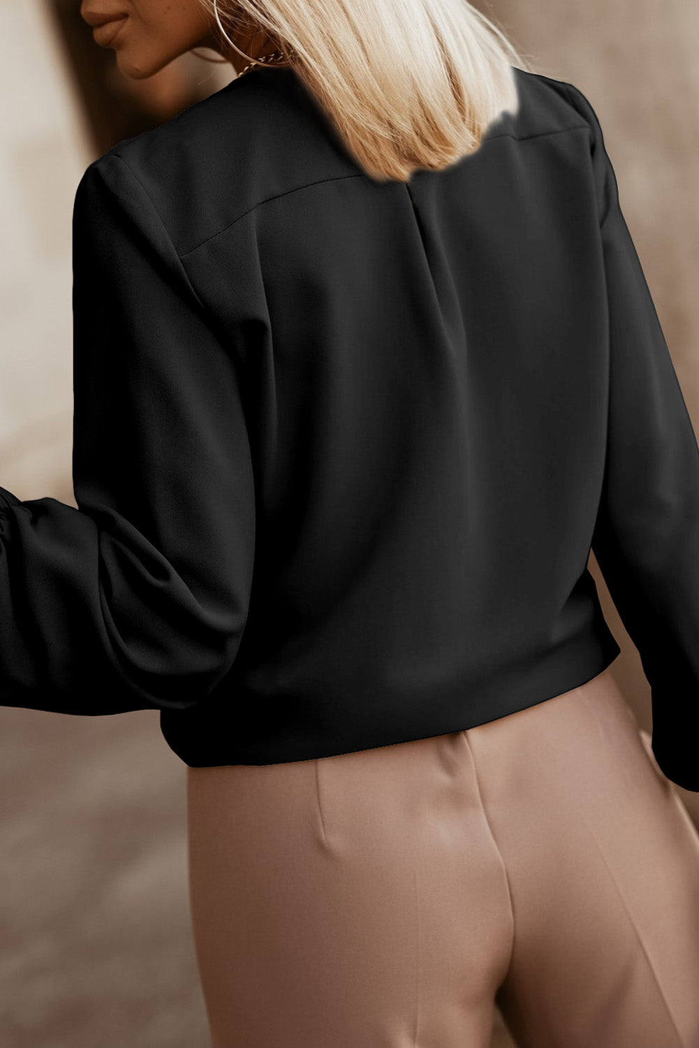 Crna košulja s nabranim rastezljivim manžetama s okruglim izrezom