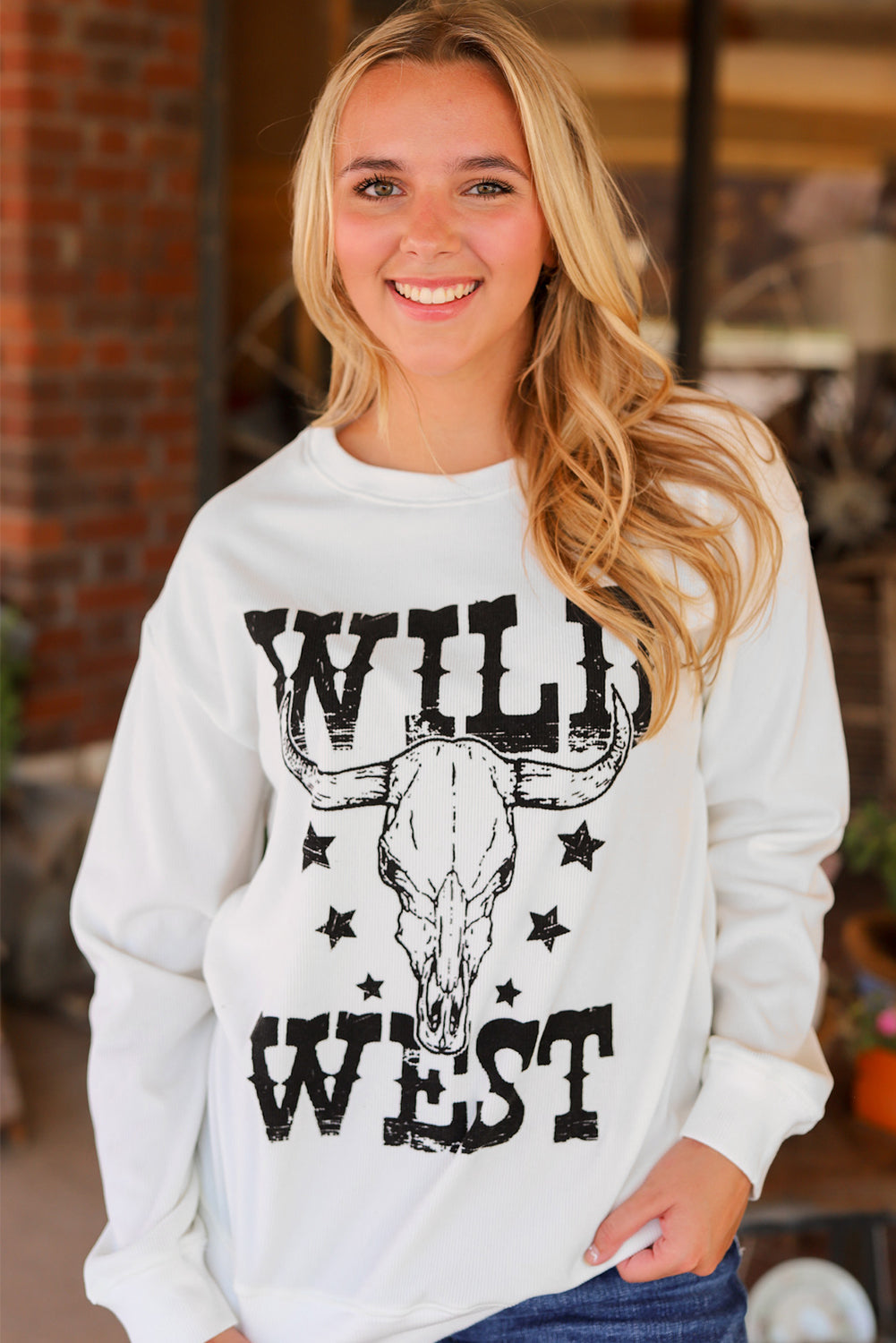 Weißes geripptes Sweatshirt mit WILD WEST Steer Skull-Grafik