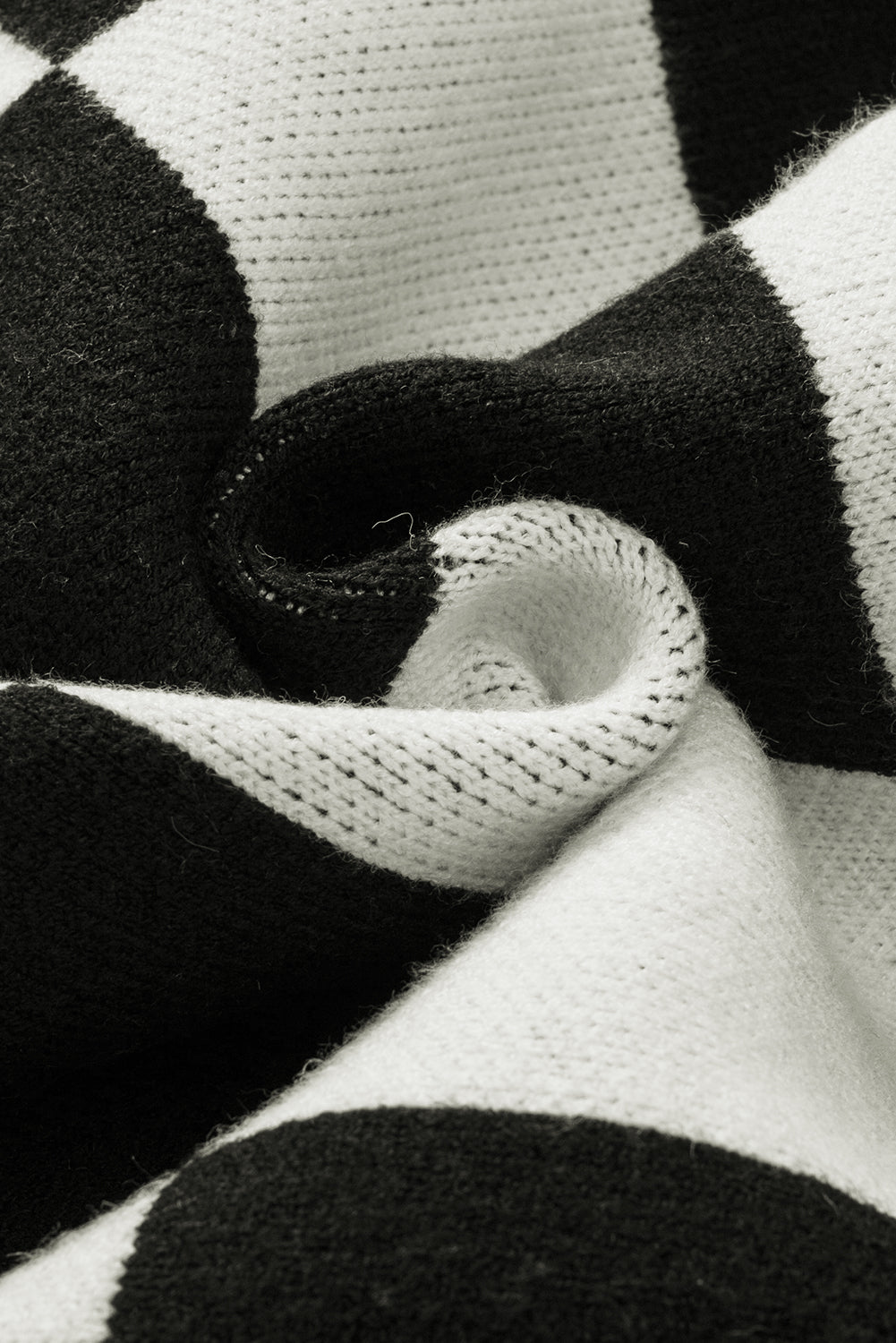 Črna dvobarvna pletena majica s karirastimi rokavi