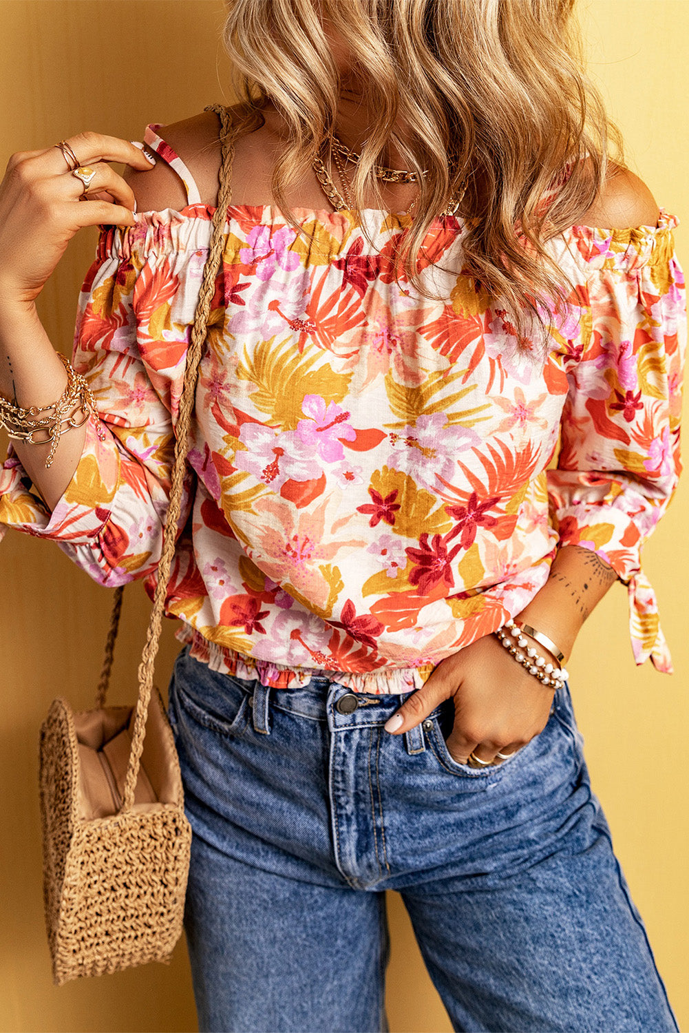Raznobojna bluza s otvorenim ramenima s cvjetnim printom i čvorovima