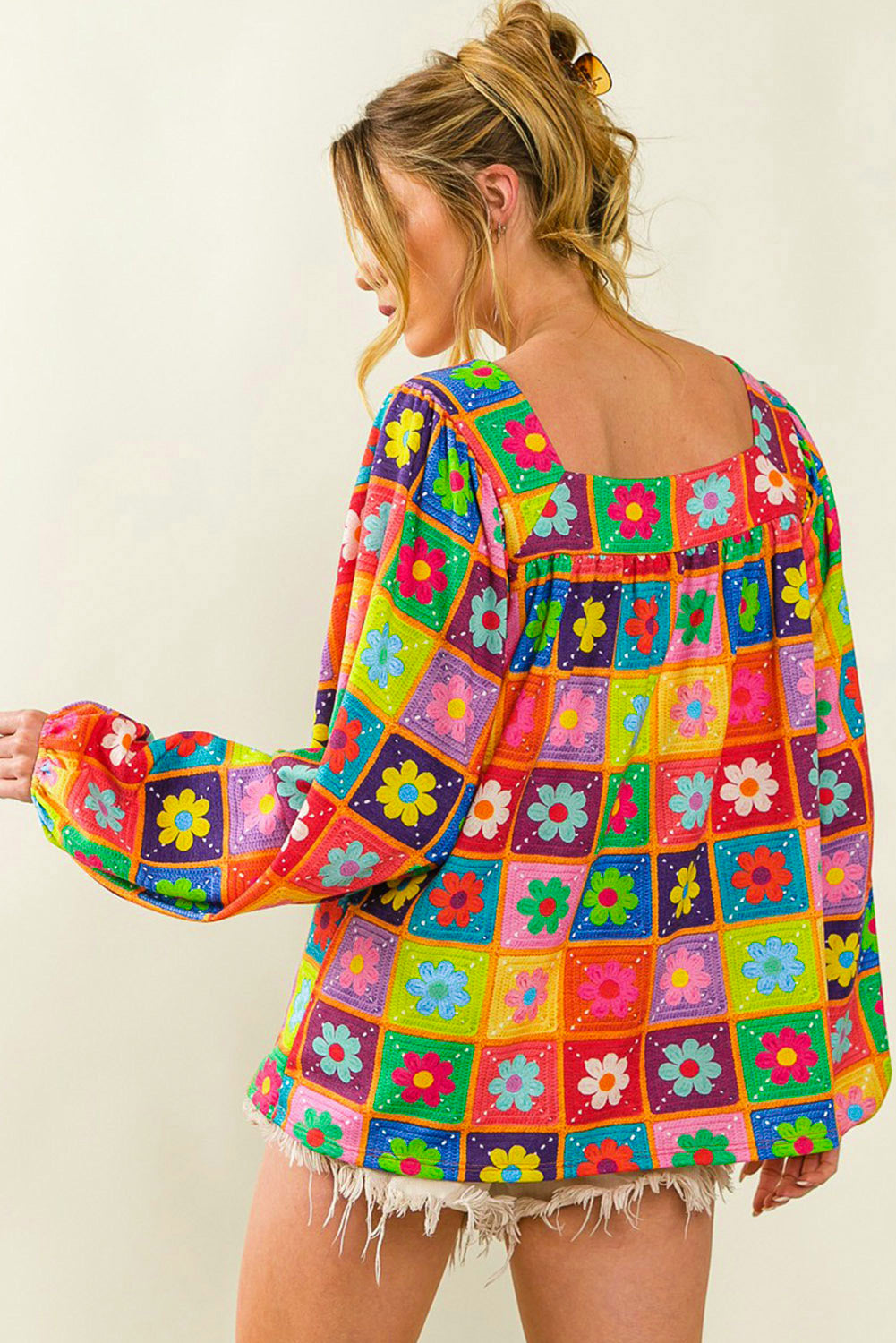 Večbarvna kvačkana bluza s kvadratastim izrezom in napihnjenimi rokavi s cvetličnim motivom