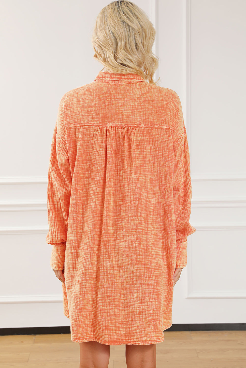 Orangefarbenes, übergroßes Hemdkleid mit zwei Brusttaschen in Knitteroptik