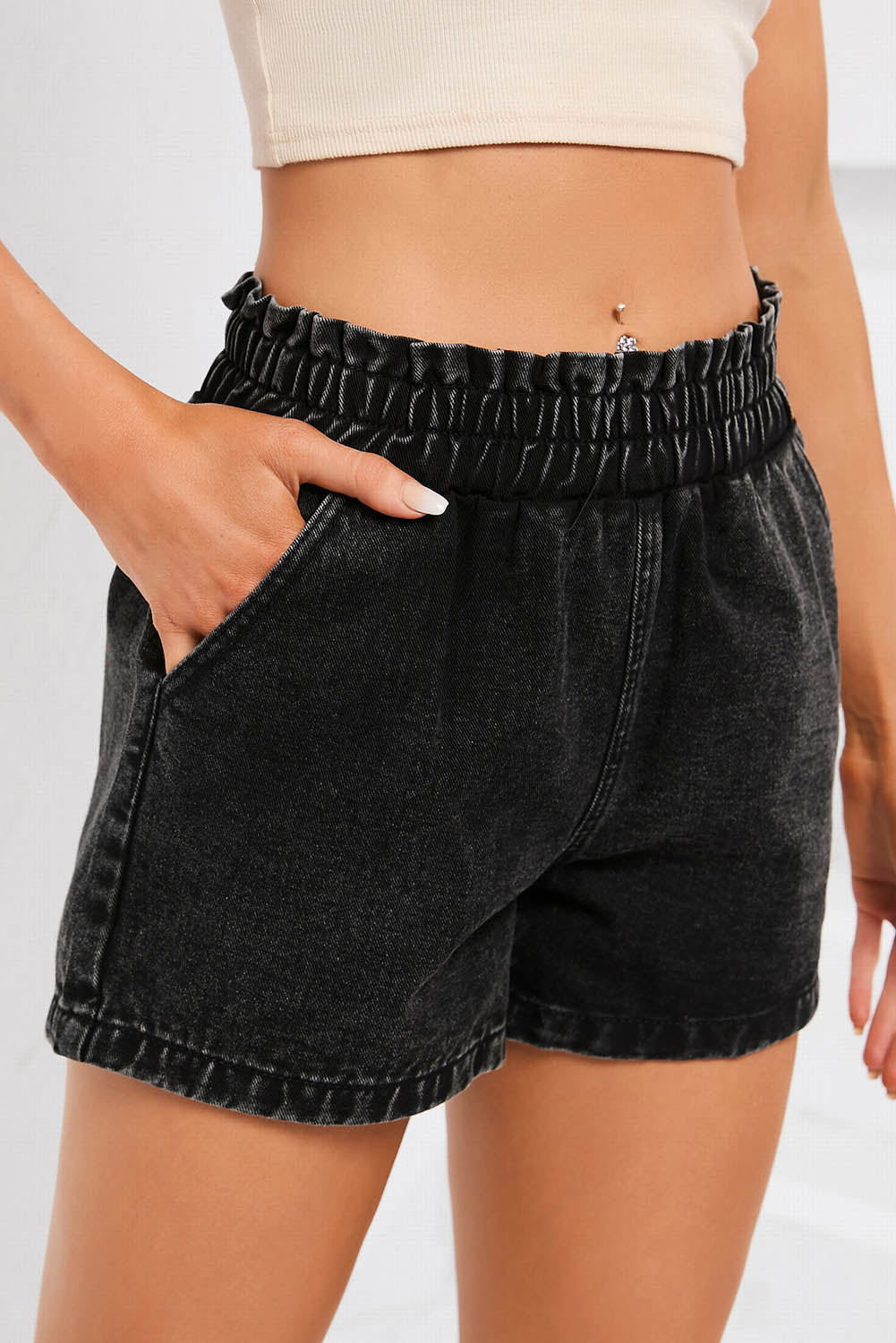 Schwarze Retro-Jeansshorts mit gebleichter Waschung und Rüschen aus elastischem Denim mit hoher Taille
