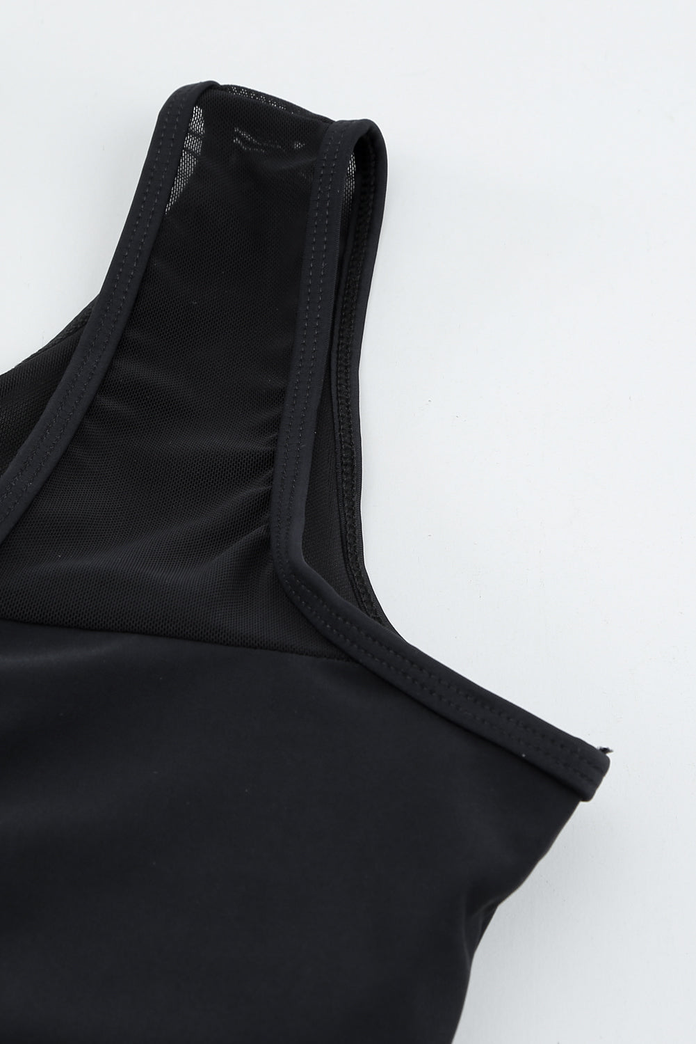 Crni jednodijelni kupaći kostim s izdubljenom mrežom na leđima