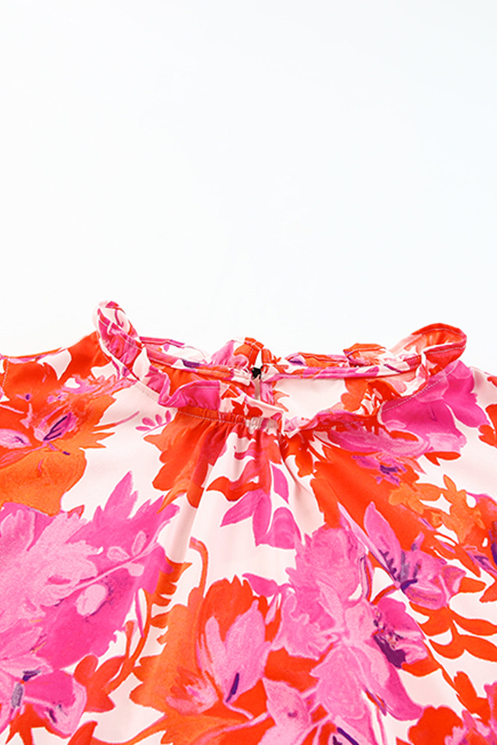 Camicetta floreale taglie forti con volant rosa e maniche a balze