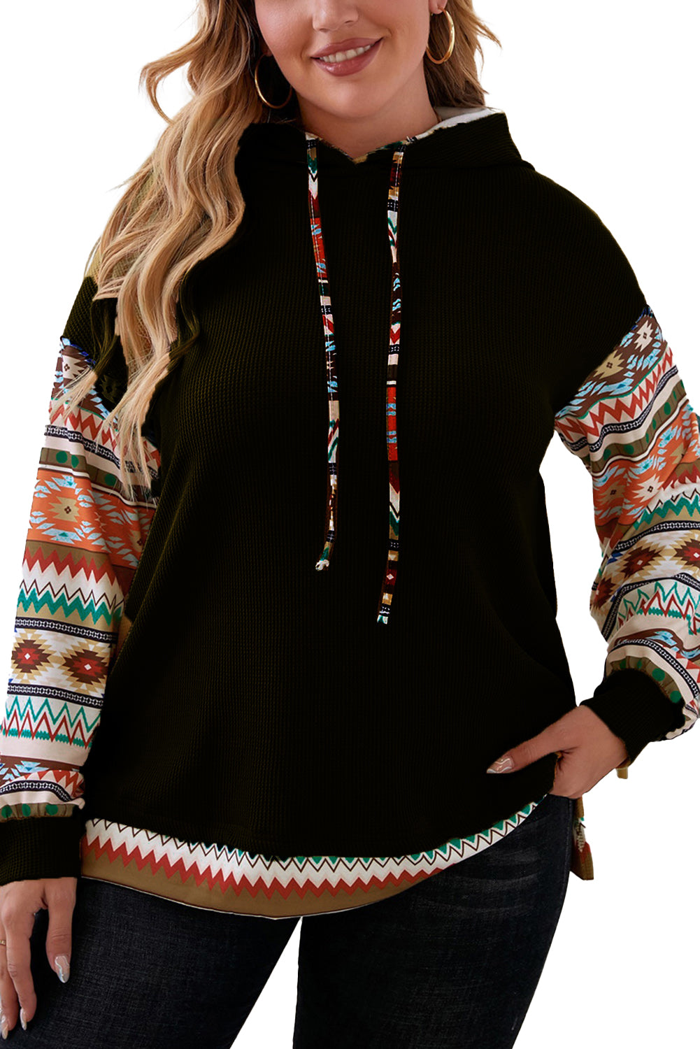 Črn pulover s kapuco in vafelj z vrvico Aztec Patchwork