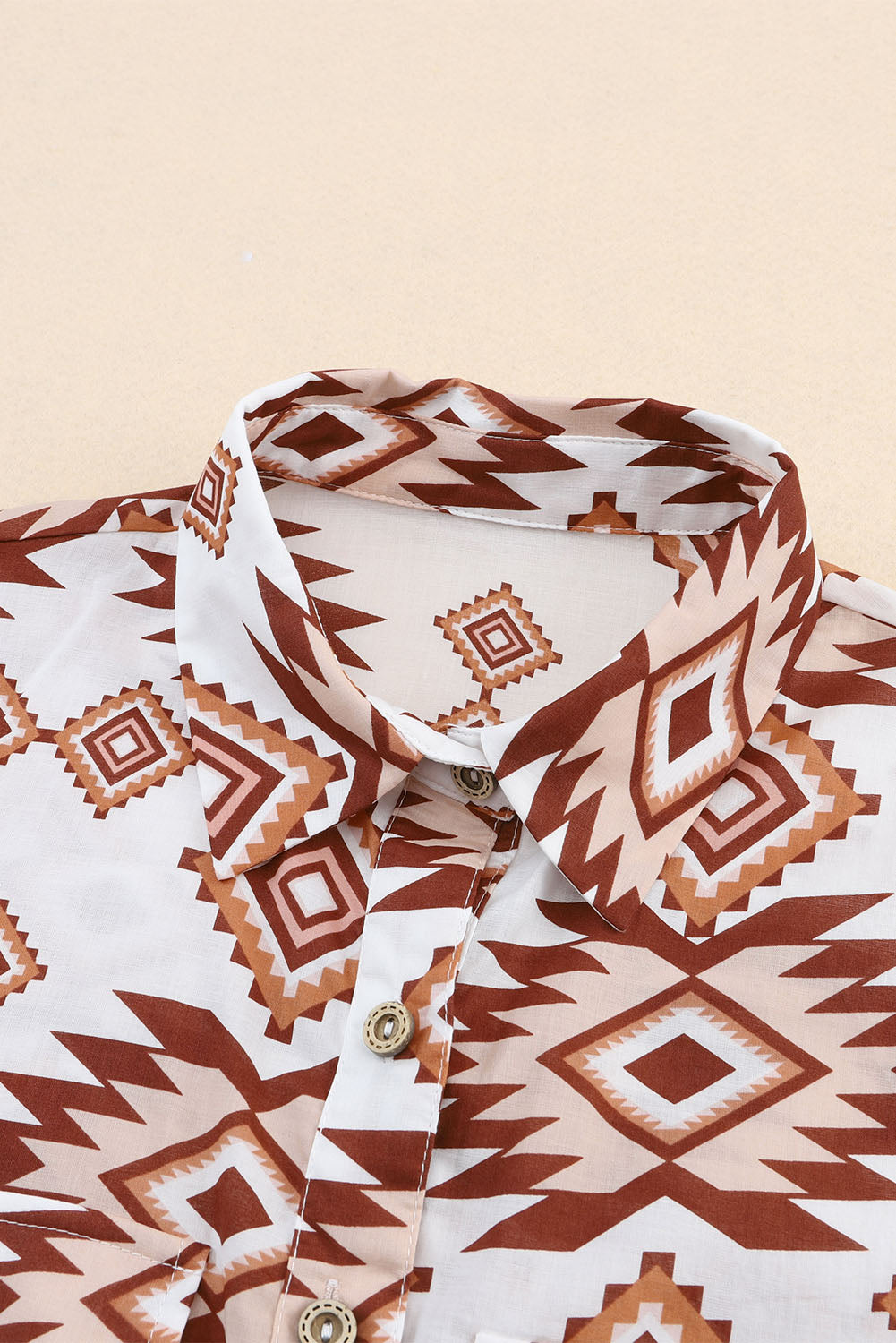 Chemise blanche à motif aztèque occidental et poche à rabat boutonné