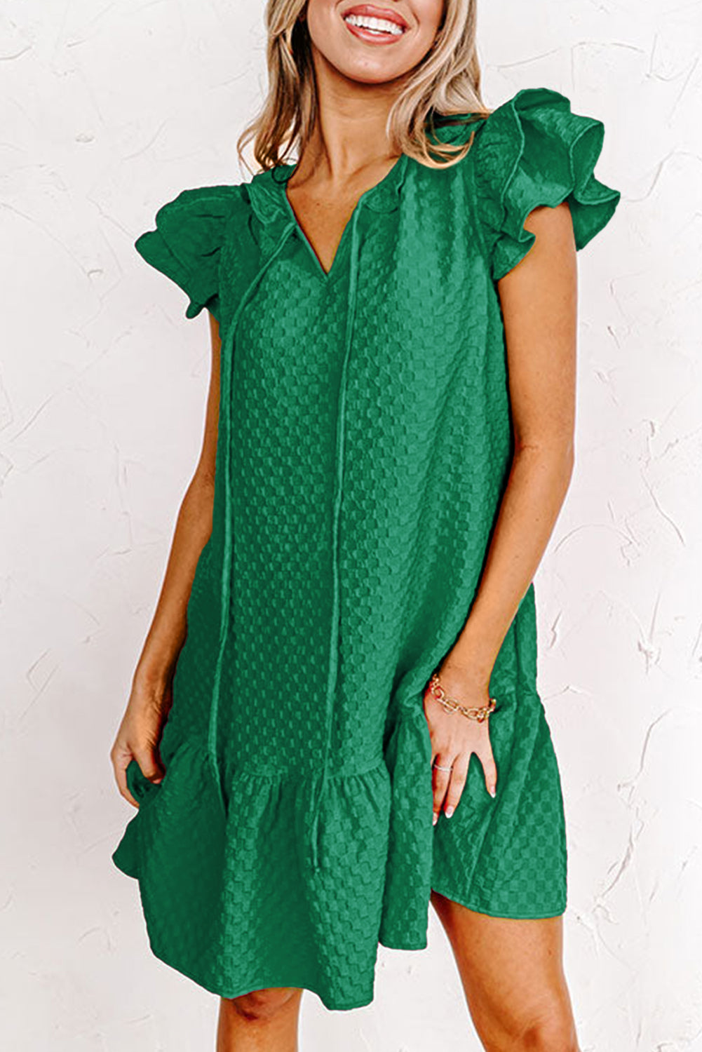 Črnkasto zelena plapolasta plapolasta obleka z naborki in teksturo