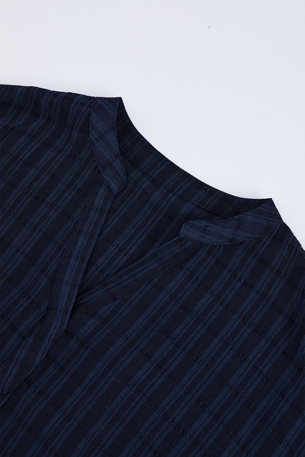 Chemise ample à manches courtes et col en V à imprimé écossais bleu marine avec fentes