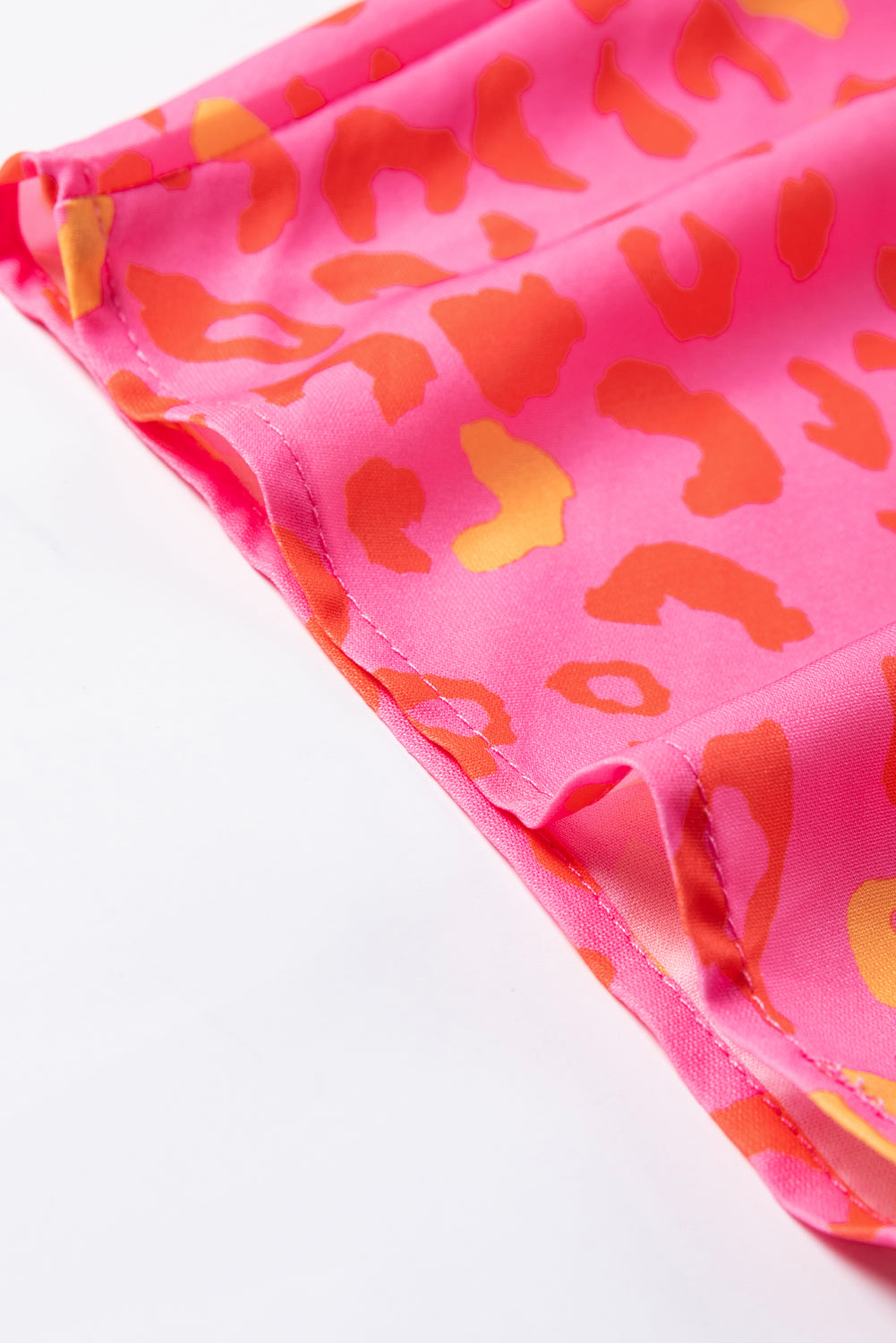 Rožnata bluza z leopardjim v-izrezom in kratkimi rokavi