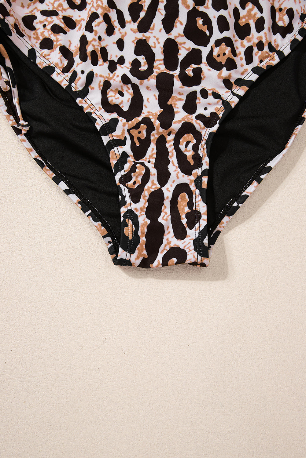 Costume da bagno bikini leopardato nero incrociato sul retro