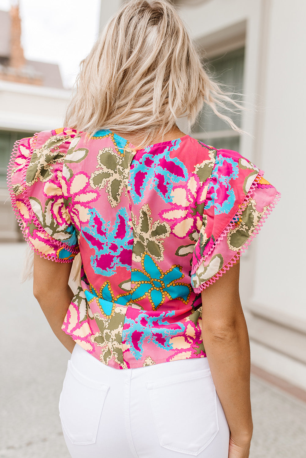 Večbarvna živahna bluza z naborki in rokavi s cvetličnim potiskom